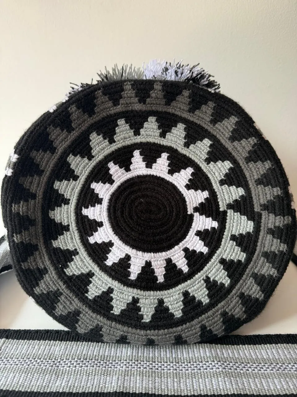 Handmade Large Wayuu bag, Colombian mochila wayuu. Ancient and precious piece of art made by indigenous, Black and white bag. Exclusive and unique design. Shoulder or crossbody crocheted bag. Gift ready!