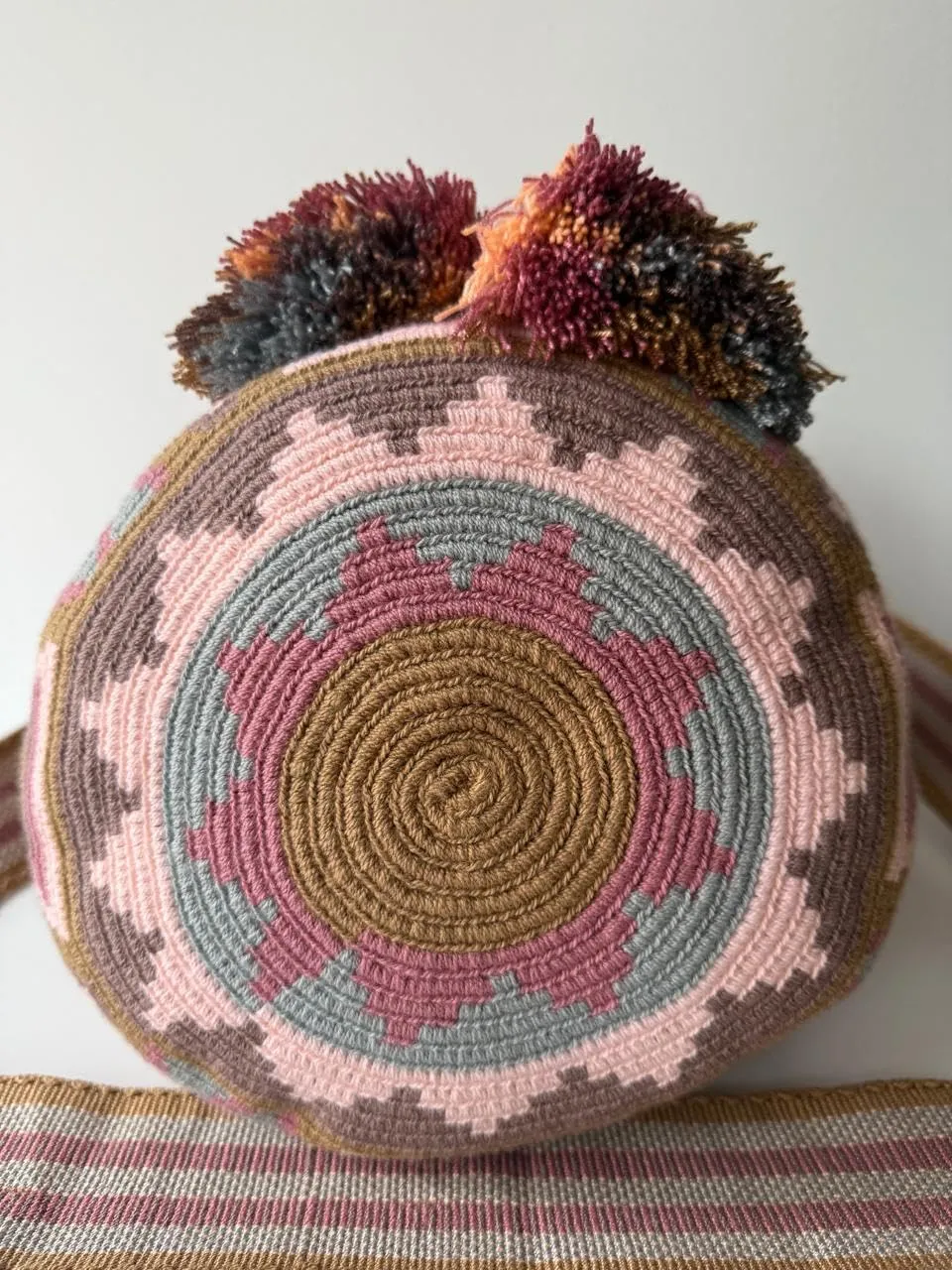 Handmade Large Wayuu bag, Colombian mochila wayuu. Ancient and precious piece of art made by indigenous. Exclusive and unique design. Shoulder or crossbody crocheted bag. Gift ready!