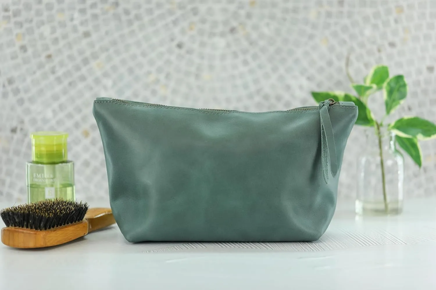 Travel Makeup Bag – 16 x 11 x 20cm Genuine Leather Makeup Bag Travel Essentials – Metallic Zipper Closure Make Up Pouch – Elegant and Stylish – Large Capacity Cosmetic Pouch – Green