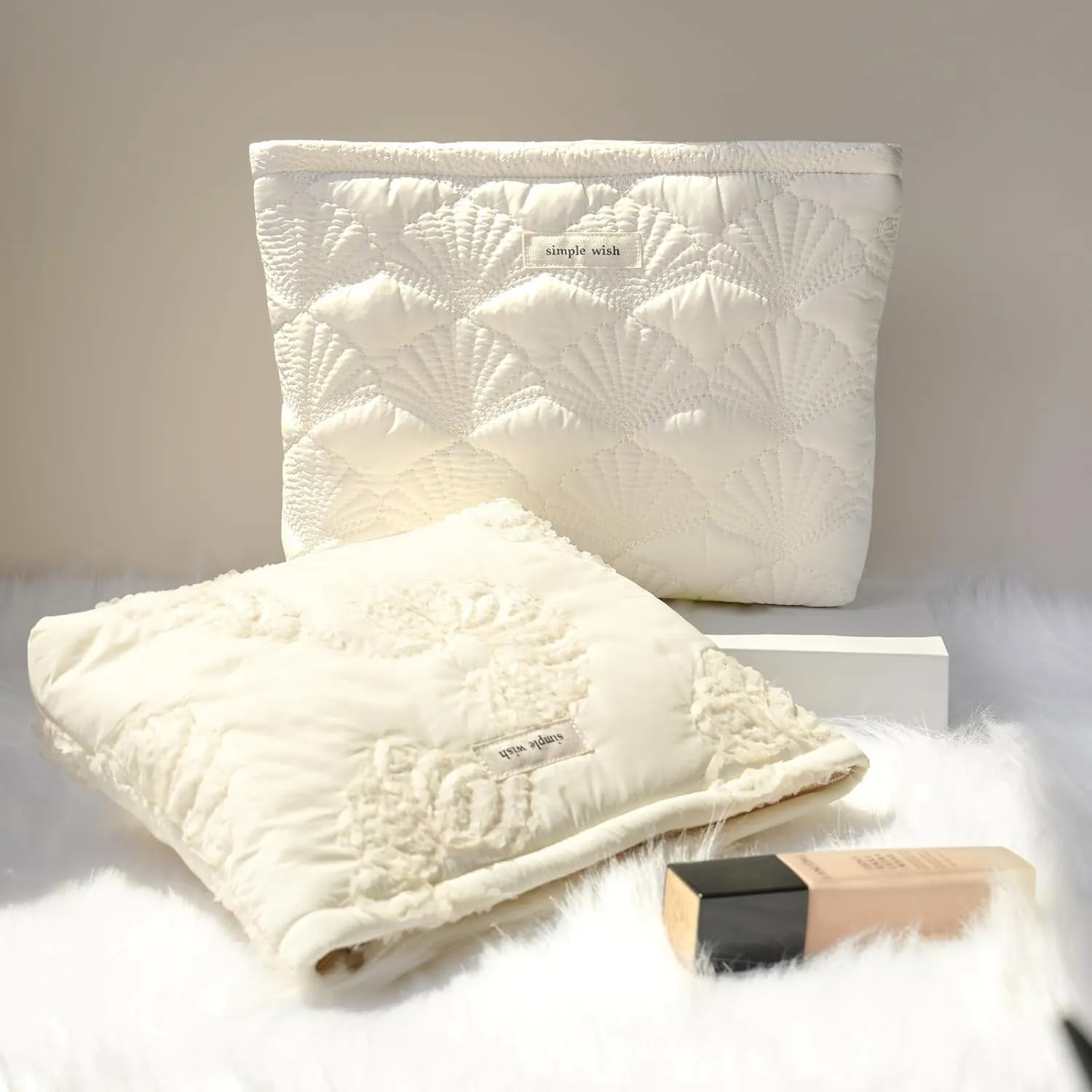 White Makeup Bag Small Nylon Cotton Quilted Cosmetic Makeup Bag Organizer, Aesthetic Floral Waterproof Portable Pouch Purse Toiletry Bag for Women Girls Travel accessories (White shell-L)